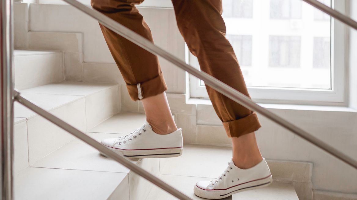 Как создать удачный летний образ с брюками-чинос?