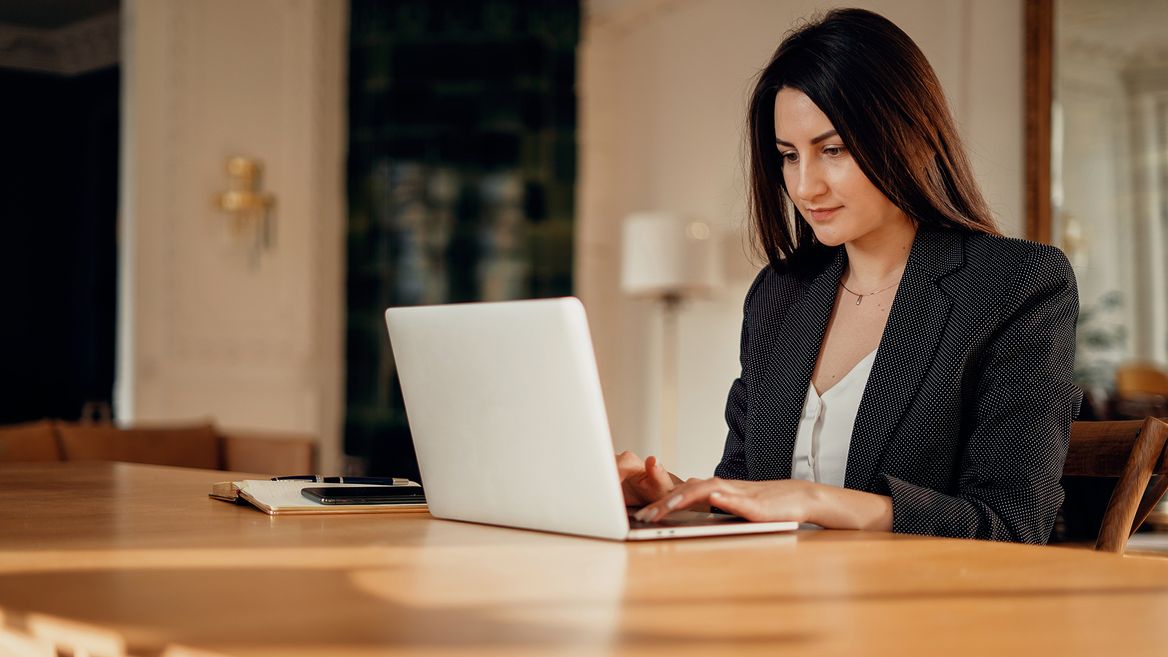 Составляем офисный лук для размеров 50+