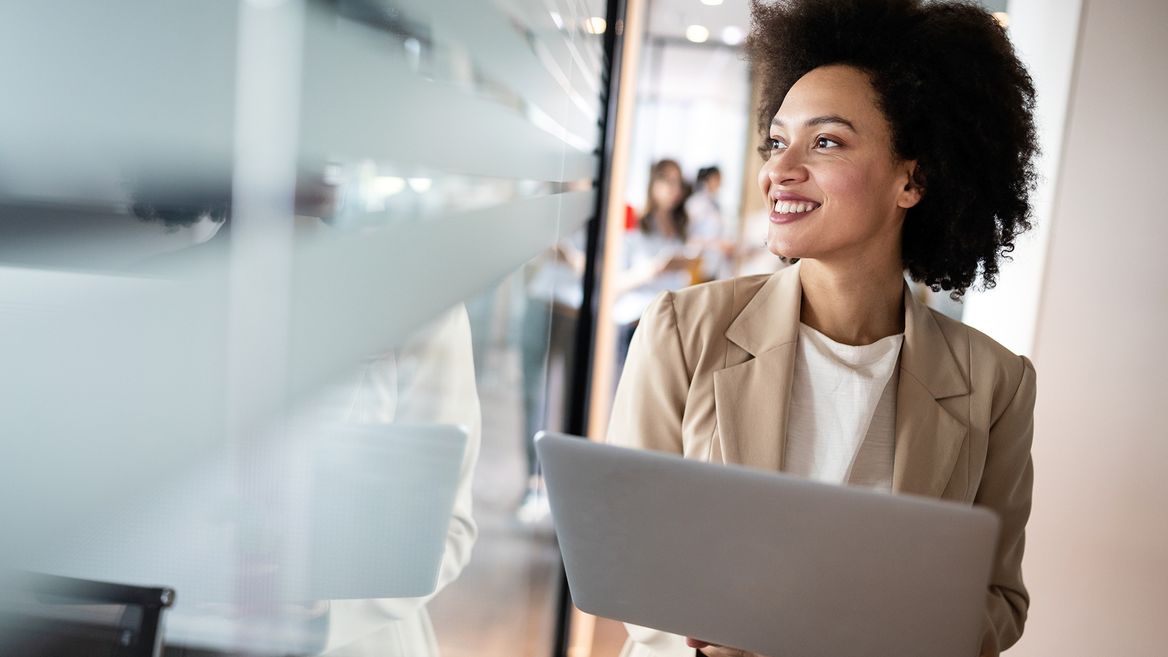 Сочетаем офисный и повседневный стиль в одежде для оптовых закупок