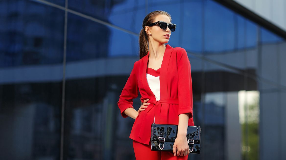 Стильные женские брючные костюмы на весну-лето 2022