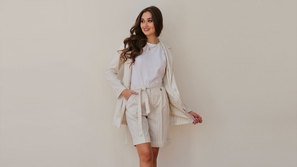 Стильные и незабываемые: последний выход в женских шортах этим летом