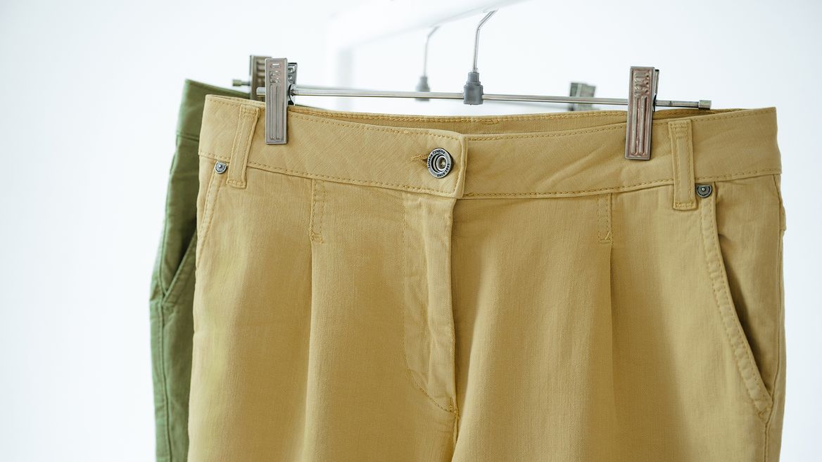 Как правильно развешивать одежду в магазине?