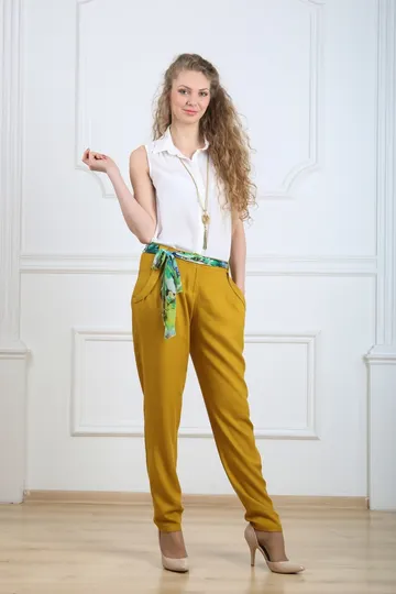 Брюки желтые на средней посадке на резинке с цветным поясом - «Горчица»