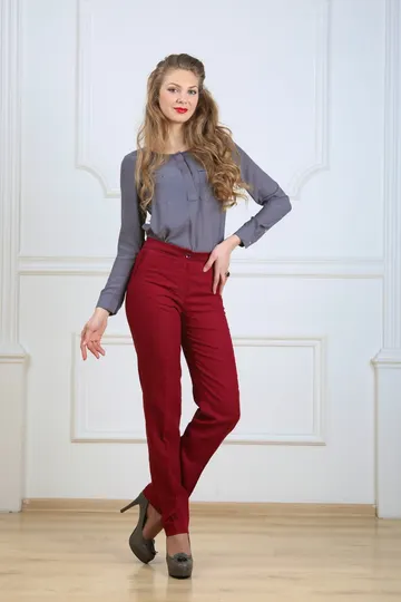 Брюки лён вишня на средней посадке зауженные с карманами и отделкой из французского шёлка