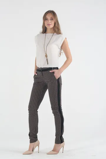 Брюки черно-коричневые на средней посадке зауженные с карманами и лампасами - «Ромбики»