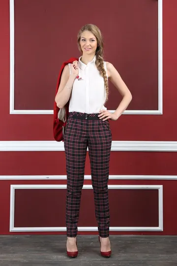 Брюки сине-красные на средней посадке зауженные к низу, с защипами и карманами - «Клетка интерна»