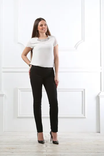 Брюки черные на средней посадке зауженные к низу с карманами - «Жаккард»