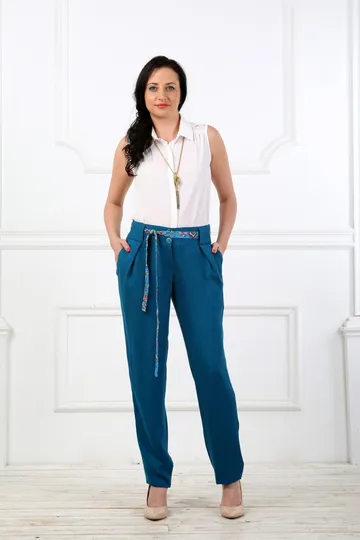 Брюки бирюзовые на средней посадке зауженные к низу с защипами, карманами и цветным поясом - «Штапель»