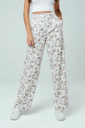 Брюки на высокой посадке, широкие с защипами, на резинке «Бутоны» штапель-твил белые