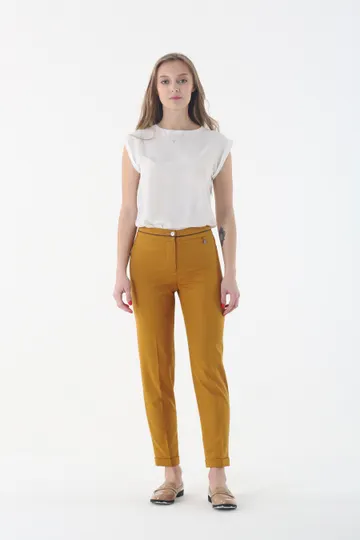 Брюки охра с отделкой из рыжей кожи на средней посадке зауженные к низу 7/8 - «Пасифик»
