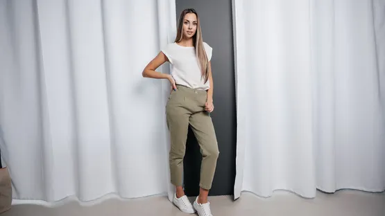 Женские брюки зеленого цвета, с чем лучше сочетать